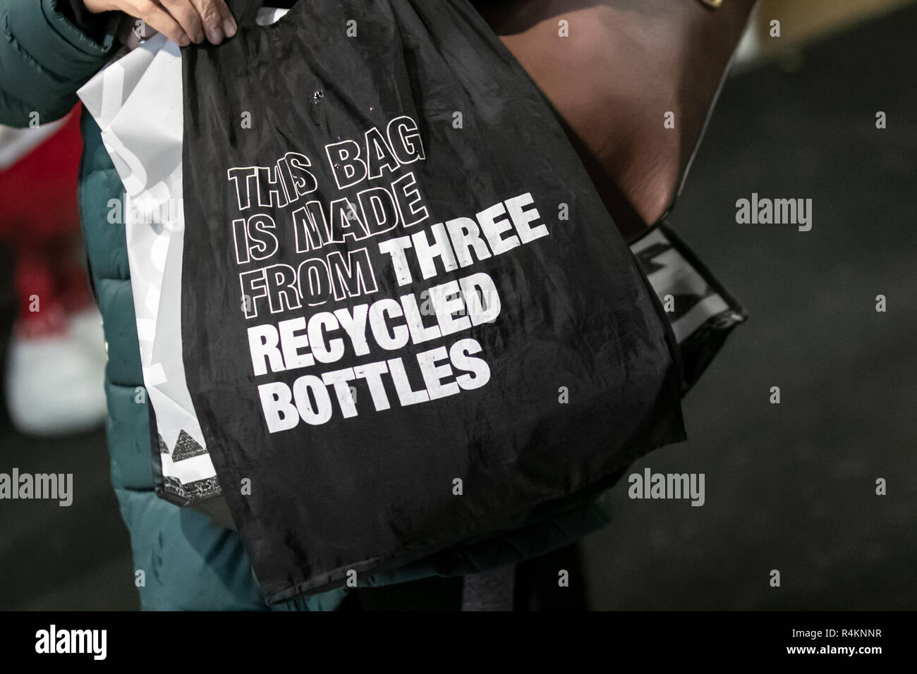Artículos fabricados con productos reciclados de botellas de plástico  reutilizables, Bolsas de por vida fabricadas con lona de algodón 100%  revestida en el exterior y rPET (un material similar al nylon fabricado