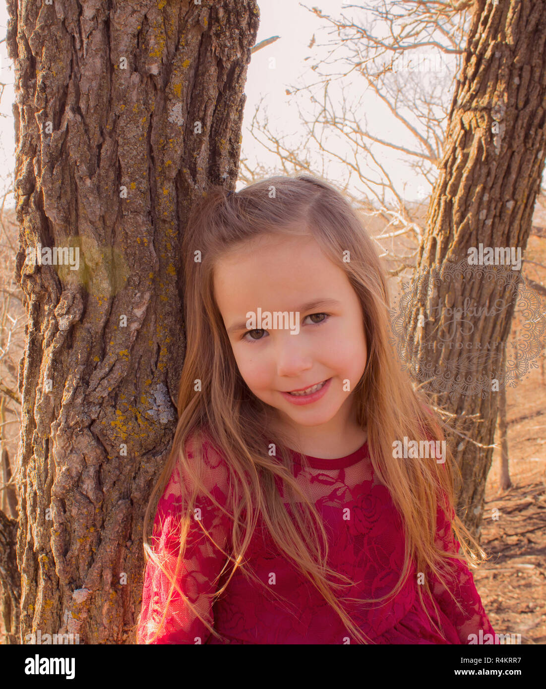 Una morena en el bosque modelo en el vestido rojo simple belleza y  prestancia con la elegancia de una princesa en el bosque disponible con o  sin el logotipo de marca de