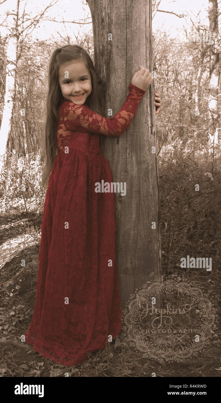 Una morena en el bosque modelo en el vestido rojo simple belleza y  prestancia con la elegancia de una princesa en el bosque disponible con o  sin el logotipo de marca de