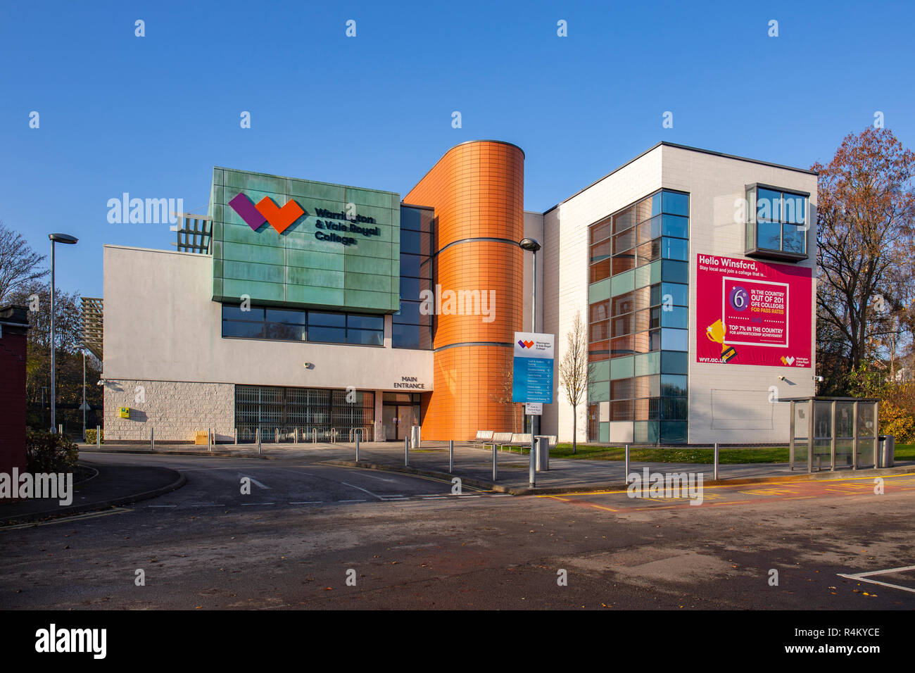 Warrington & Vale Royal College en Winsford, mostrando la entrada principal, Cheshire UK Foto de stock