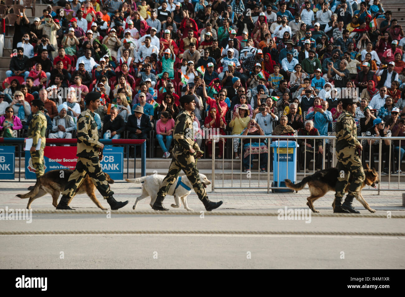 La india Pakistán wagah border show. 26 de febrero de 2018 Amritsar, India Foto de stock