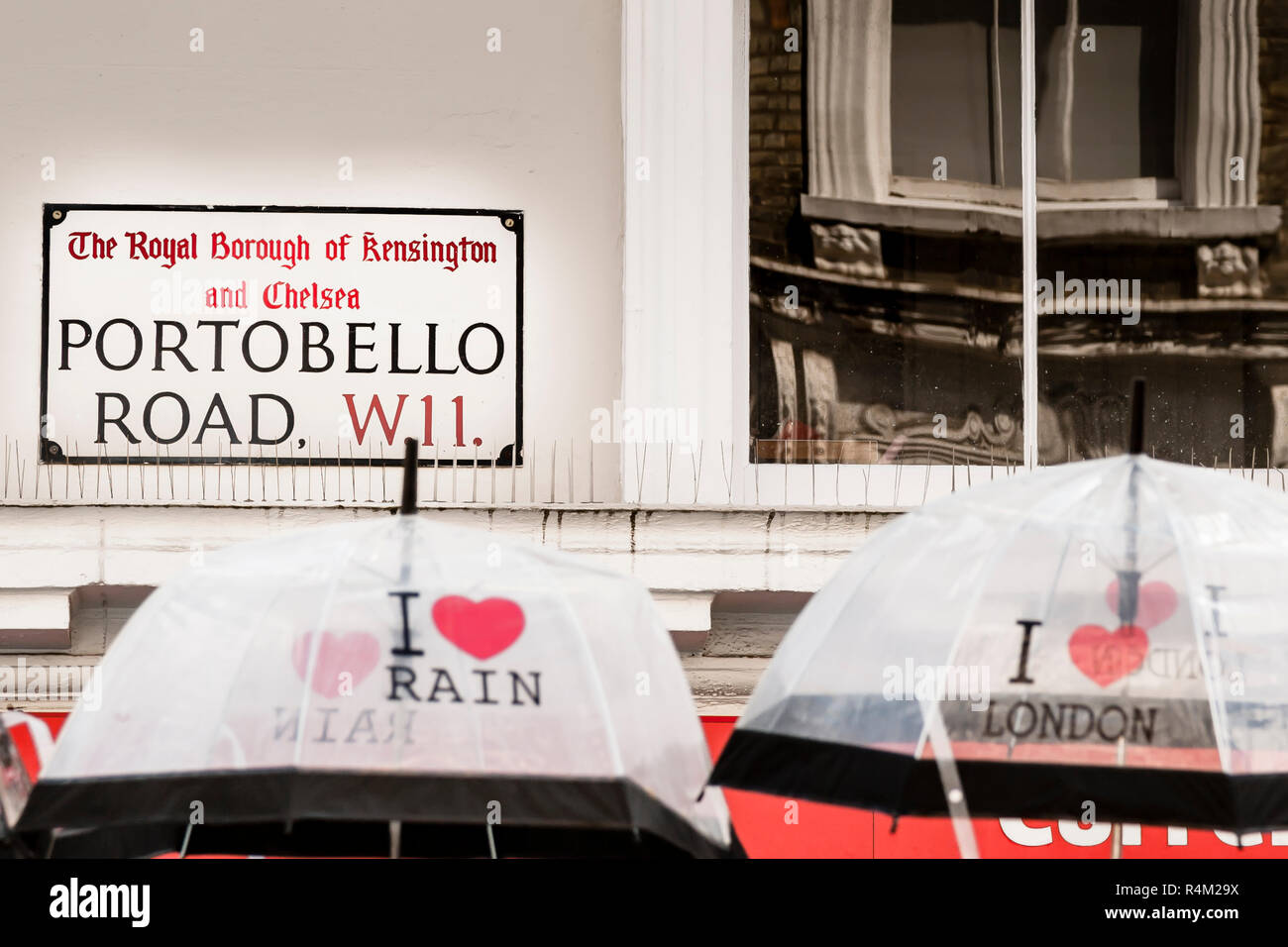 Señal de carretera 'Portobello Road' con sombrillas 'I love Rain' Foto de stock