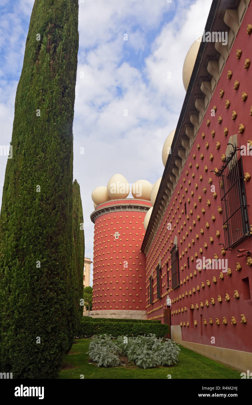 Fachada con pan en el Teatro Museo Salvador Dalí, Figueres, Girona