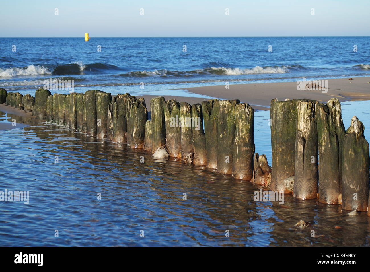 Onda vieja breakers en el mar Báltico Foto de stock