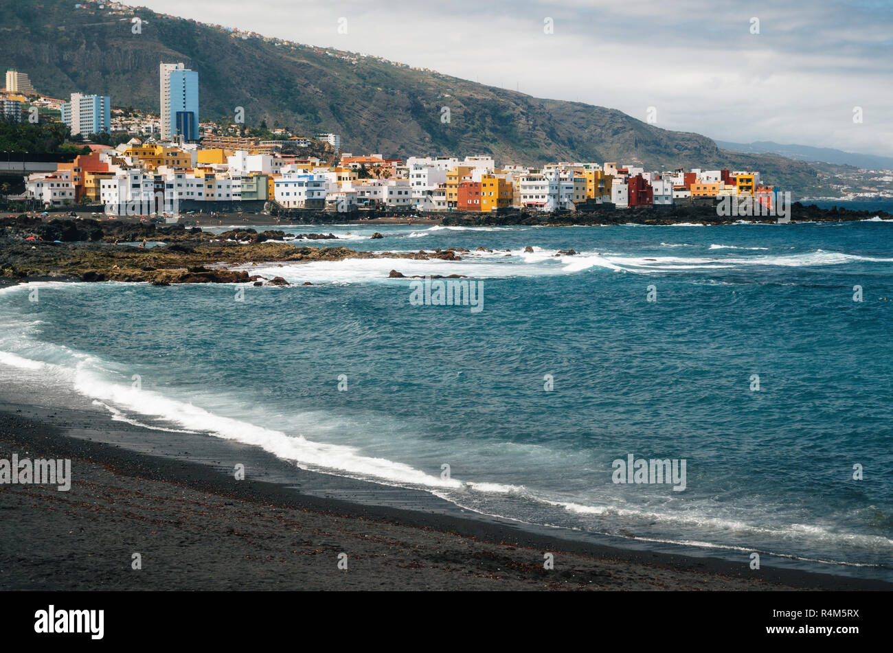 Puerto de la Cruz, Tenerife, Islas Canarias, España - Mayo 30, 2017: la gente tomar el sol y relajarse en la Playa Jardin. Uno de los mejores beache arena negra Foto de stock