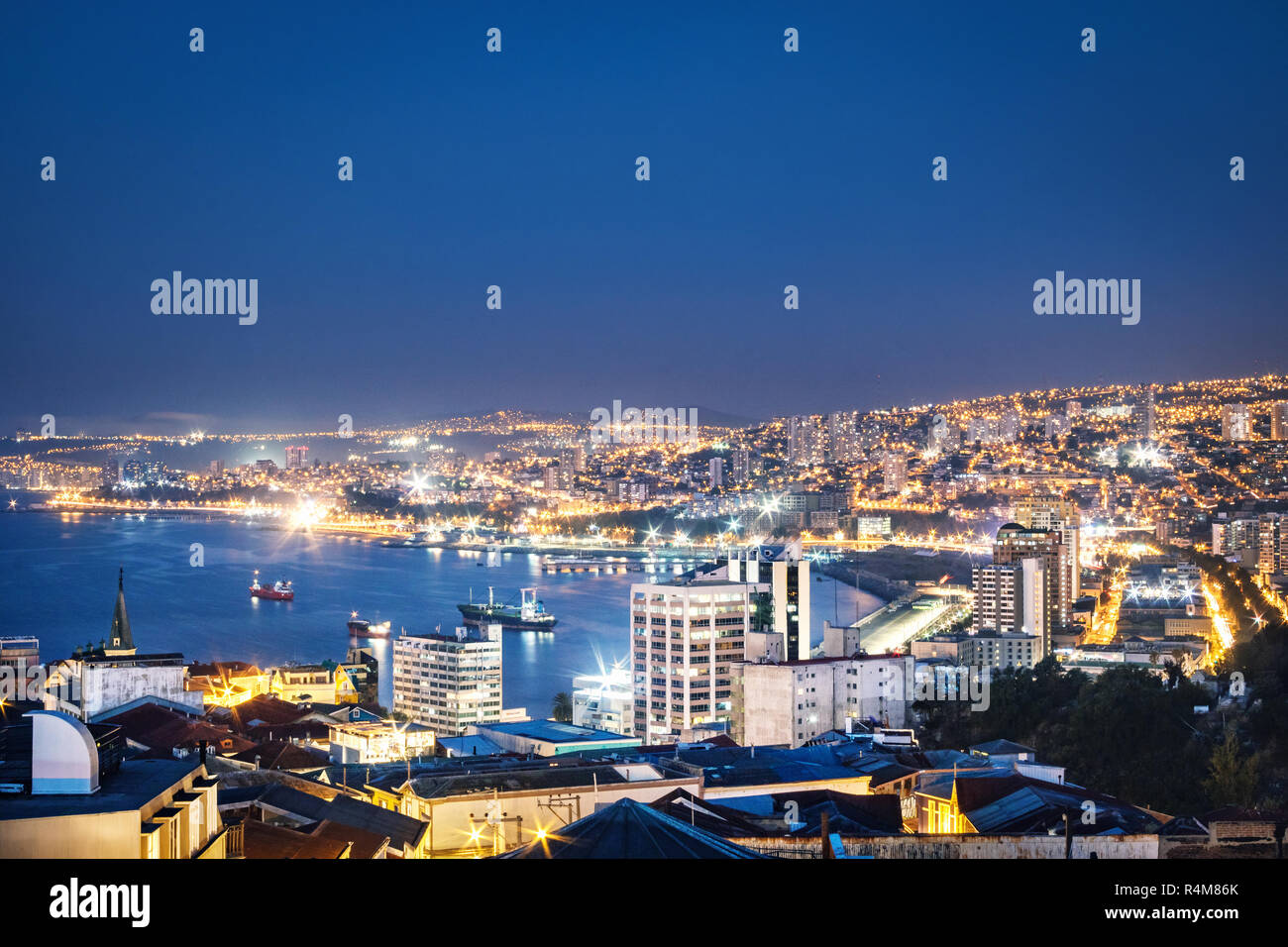 Vista aérea de la bahía de Valparaíso desde el Cerro Cerro Alegre en la noche - Valparaíso, Chile Foto de stock