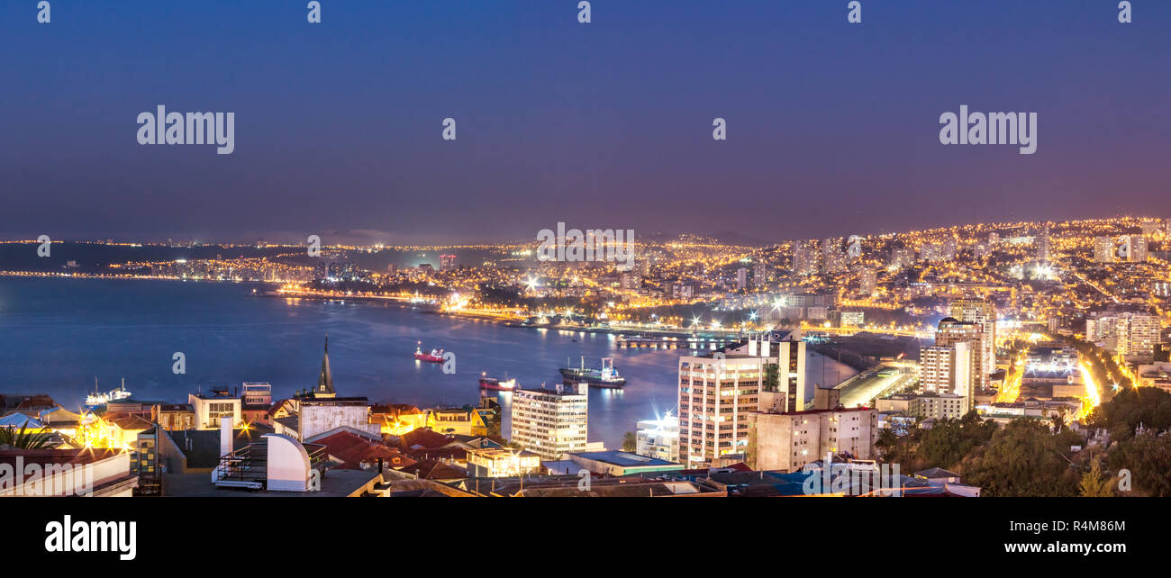 Vista aérea panorámica de Valparaíso desde el Cerro Cerro Alegre en la noche - Valparaíso, Chile Foto de stock