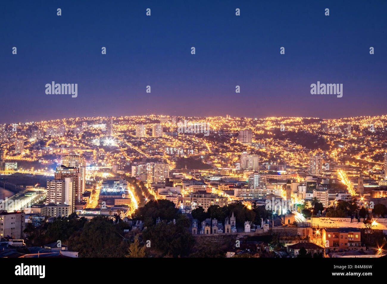 Vista aérea de la ciudad de Valparaíso desde el Cerro Cerro Alegre en la noche - Valparaíso, Chile Foto de stock