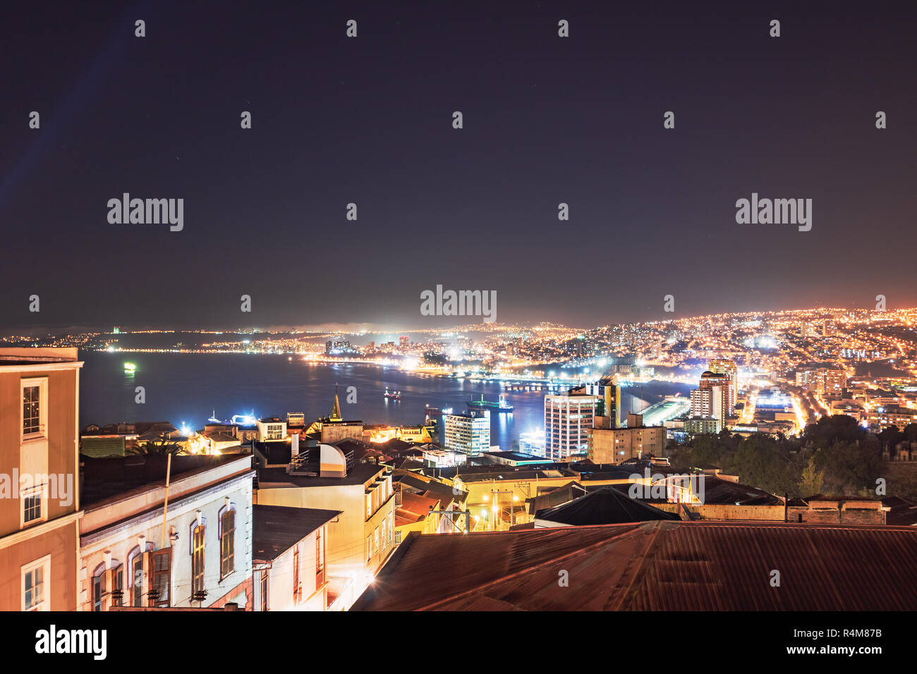 Vista aérea de Valparaíso desde el Cerro Cerro Alegre en la noche - Valparaíso, Chile Foto de stock
