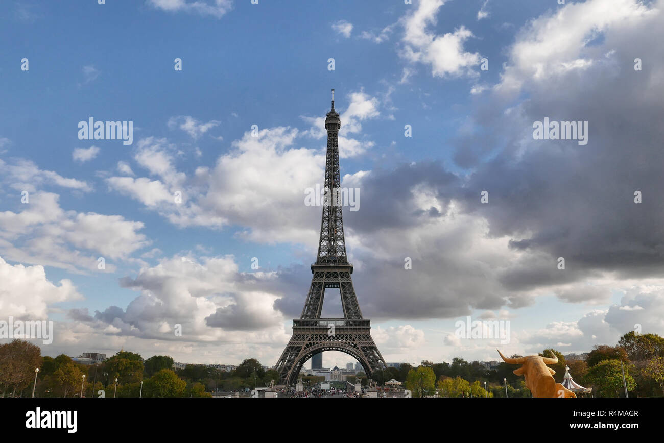La famosa Torre Eiffel bajo pesadas nubes, Paris, Francia. Foto de stock