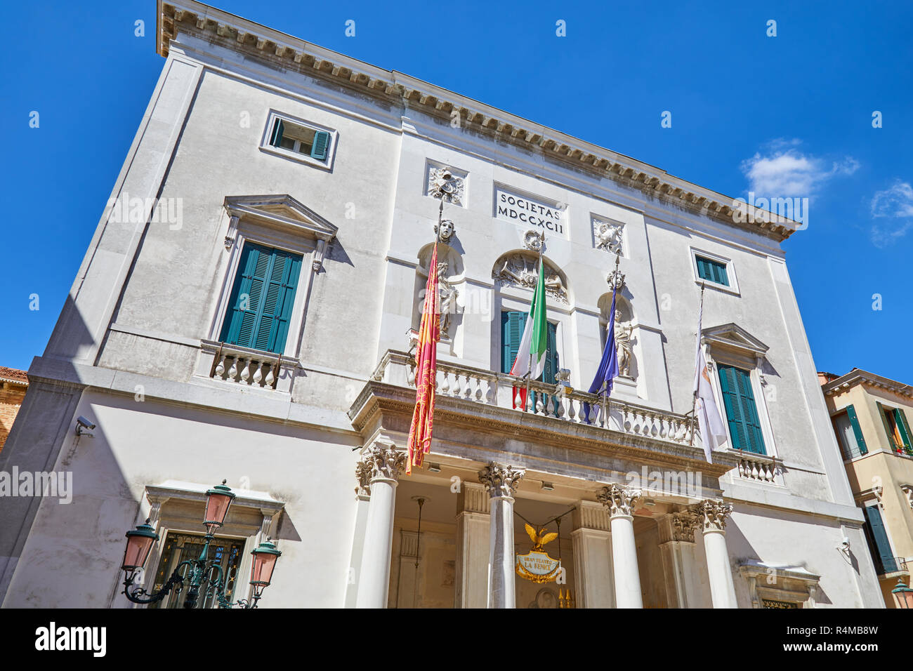 Venecia, Italia - 14 de agosto de 2017: Teatro La Fenice fachada de edificio en un día soleado de verano, el azul claro del cielo en Venecia, Italia Foto de stock