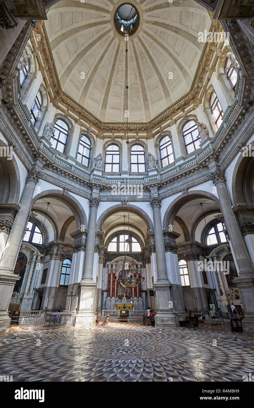 Venecia, Italia - 14 de agosto de 2017: la iglesia de Santa María de la salud, Domo interior con personas en Venecia, Italia Fotografía de stock - Alamy Venecia, Italia - 14 de agosto de 2017: la iglesia de Santa María de la salud, Domo interior con personas en Venecia, Italia Fotografía de stock - Alamy