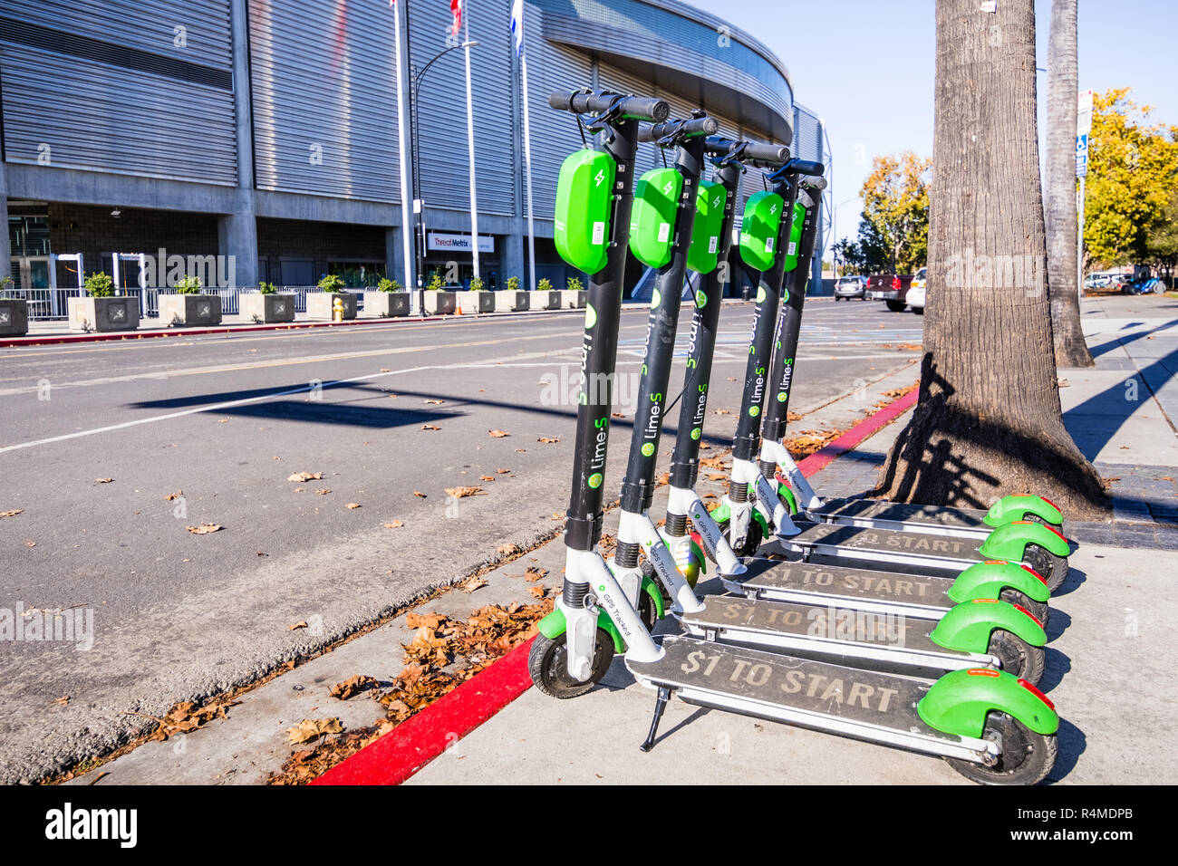 El 25 de noviembre de 2018, San Jose, CA / USA - Cal Scooters alineadas en una acera en el centro de San José, al sur de San Francisco Bay Area Foto de stock