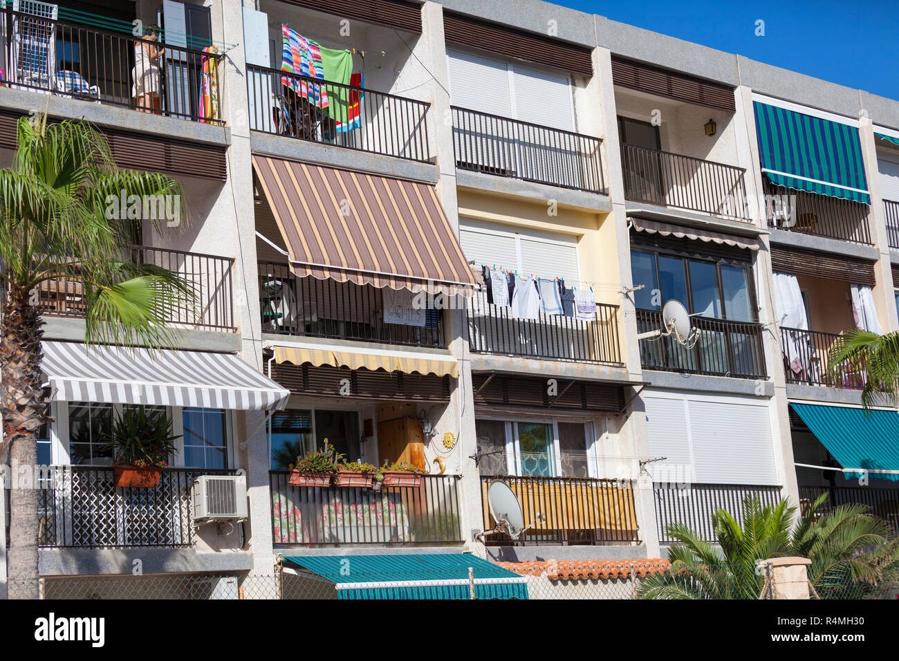Español pisos protegidos del sol con persianas, Almería, España Fotografía  de stock - Alamy