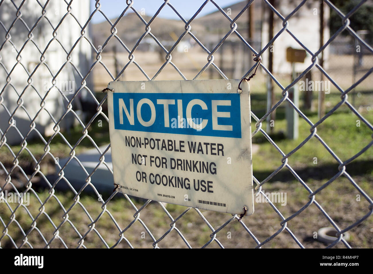 Señal de advertencia acerca de la falta de agua potable en un Alpine, Texas, el parque de la ciudad. Foto de stock