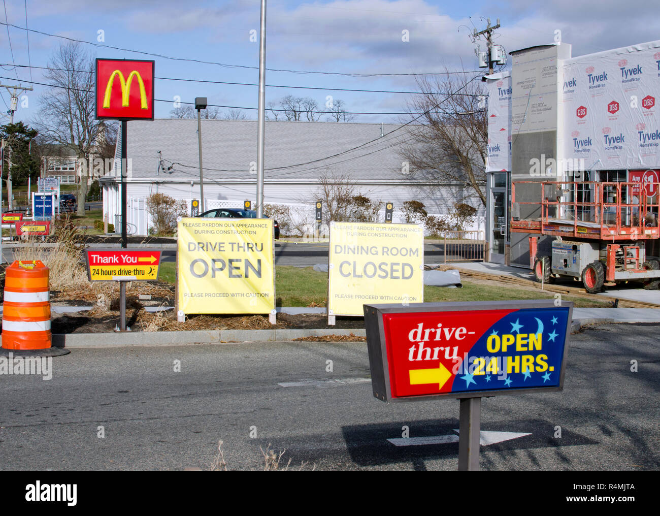 Restaurante de comida rápida McDonalds está remodelando con drive thru abierto y comedor cerrado signos en Falmouth, Cape Cod, Massachusetts, EE.UU. Foto de stock