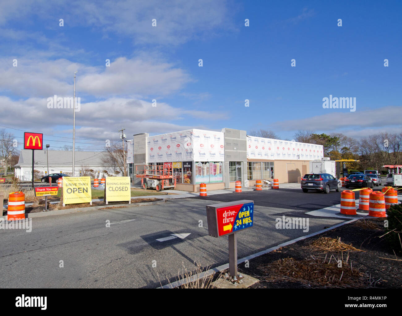 Restaurante de comida rápida McDonalds está remodelando con drive thru abierto y comedor cerrado signos en Falmouth, Cape Cod, Massachusetts, EE.UU. Foto de stock