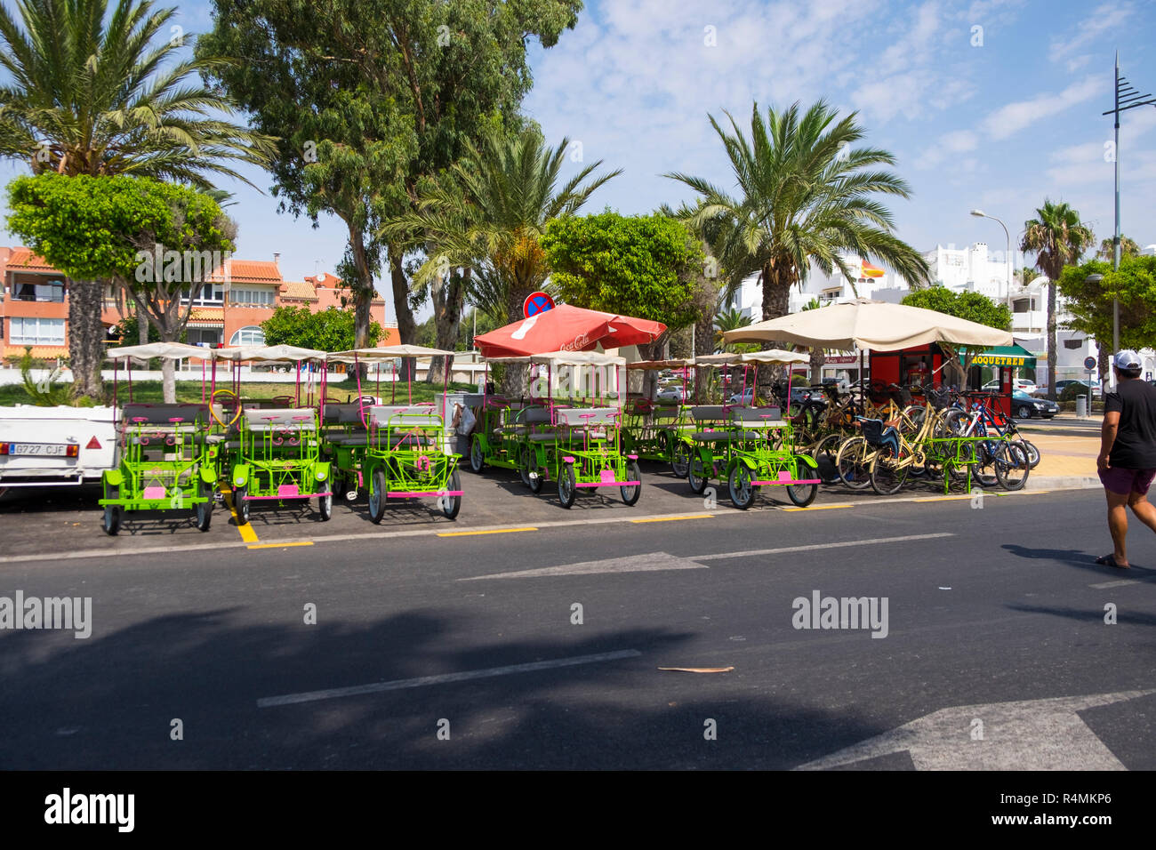 Bicicletas y servicio de alquiler de bicicletas de 4 ruedas, lado  carretera, Roquetas, Almería, España Fotografía de stock - Alamy