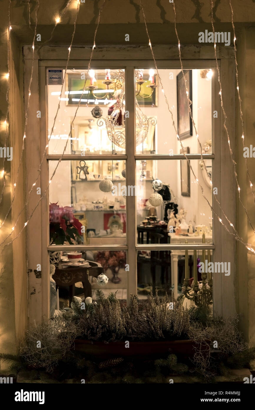 Todas las ventanas blancas decoradas con brillantes luces de Navidad,  podemos ver las decoraciones del interior y los preparativos para la Navidad  Fotografía de stock - Alamy