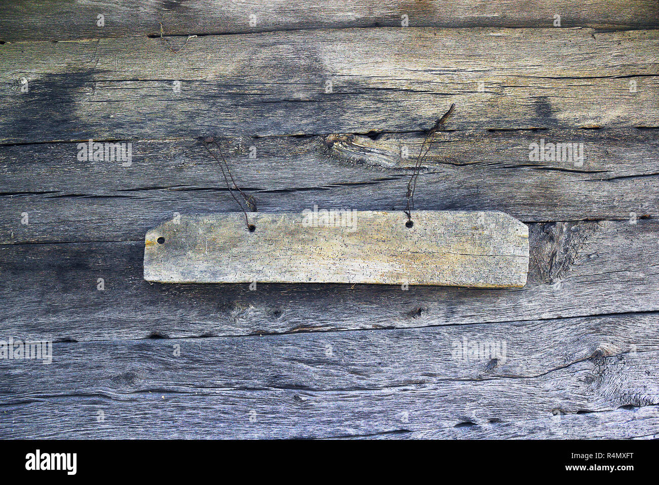 Detalle del corte tradicional de la iglesia sobre la pared; antes del servicio religioso, el sacerdote golpea este pedazo de madera con pequeños martillos de madera Foto de stock
