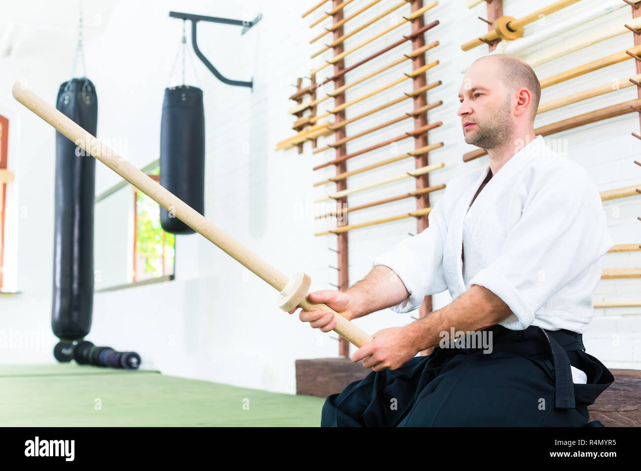 El hombre en el Aikido artes marciales con una espada de madera Fotografía  de stock - Alamy