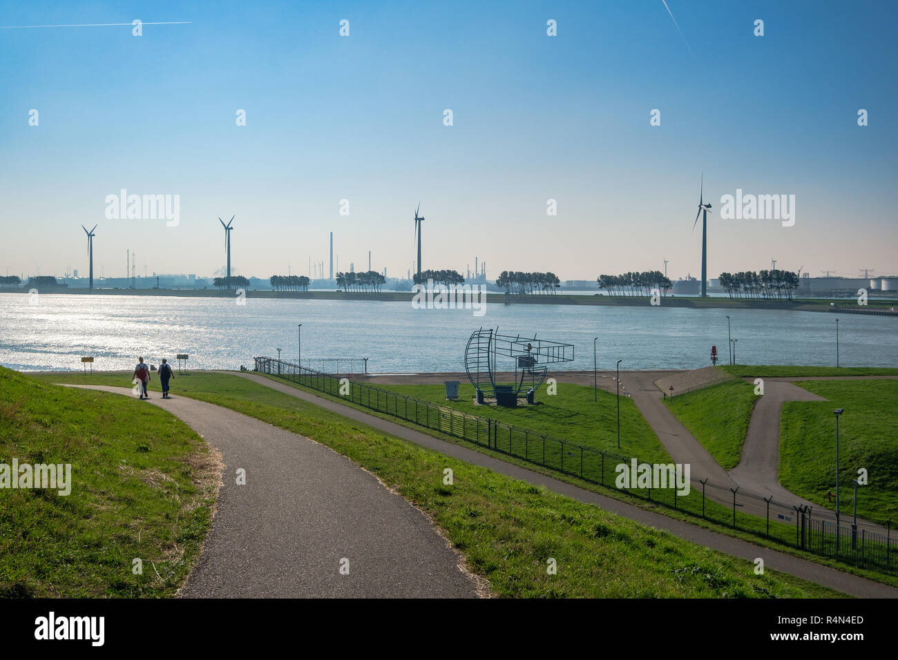 Dos personas caminando sobre el dique hacia la nueva vía fluvial, el acceso al puerto de Rotterdam, Países Bajos Foto de stock