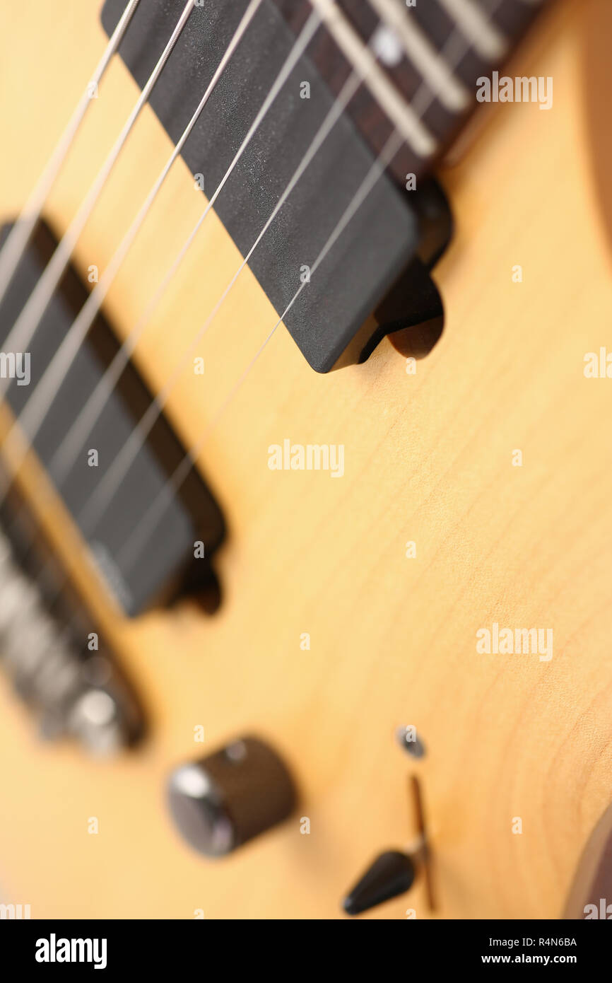 Forma clásica de madera de palisandro con cuello de guitarra eléctrica  Fotografía de stock - Alamy