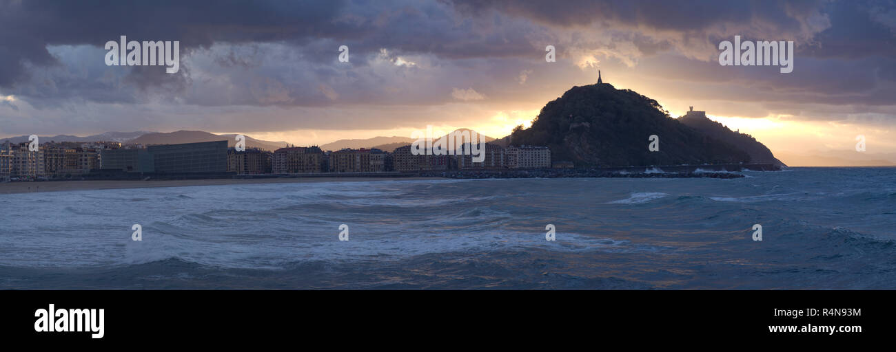 Vista de San Sebastián Donostia con la playa de la Zurriola y del Kursaal n primer plano País Vasco España Foto de stock