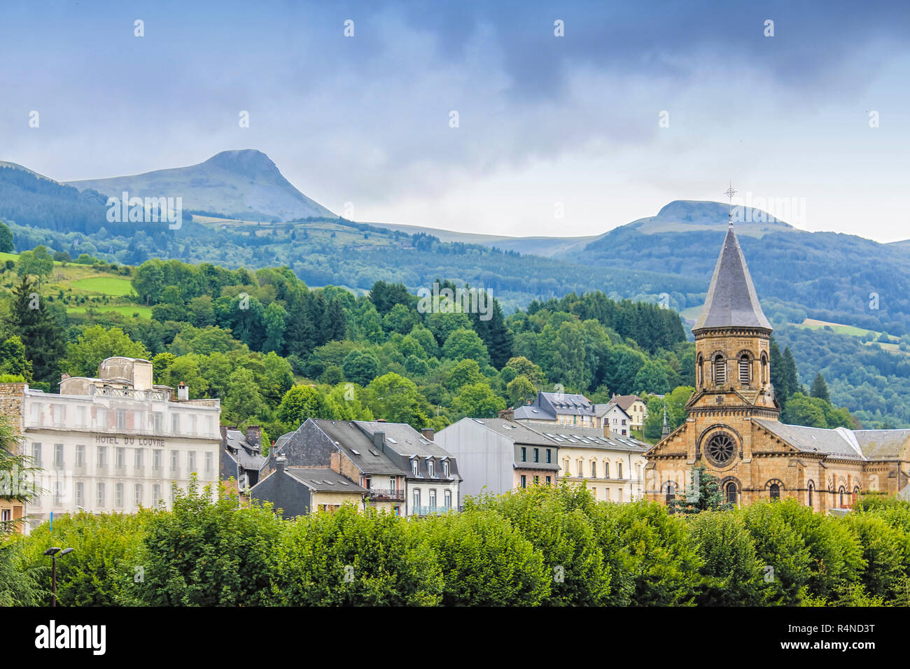 LA BOURBOULE, Francia - 28 de julio de 2011: Vista sobre la ciudad y el entorno volcánico de La Bourboule, Puy-de-Dome departamento en el centro de Francia. La ciudad Foto de stock