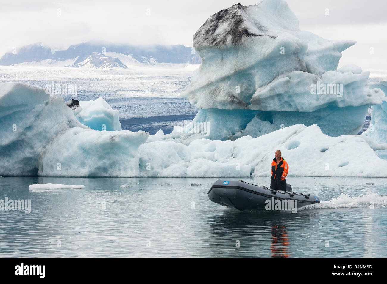 La Laguna glaciar Jokulsarlon, en el sureste de Islandia es uno de los destinos turísticos más emblemáticos. La laguna se sitúa a la cabeza del Glaciar Breidamerkurjokull y continúa creciendo en tamaño a medida que el glaciar se derrite. El lago, el más profundo de Islandia, ha aumentado cuatro veces su tamaño desde la década de 1970. Famoso por su ártico-como paisajes, la laguna ha aparecido en varias películas, incluyendo dos películas de James Bond (Panorama para matar y Muere otro día) y Batman Begins. Foto de stock