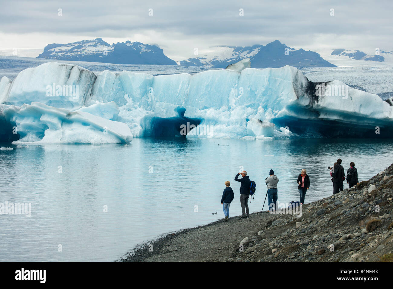 La Laguna glaciar Jokulsarlon, en el sureste de Islandia es uno de los destinos turísticos más emblemáticos. La laguna se sitúa a la cabeza del Glaciar Breidamerkurjokull y continúa creciendo en tamaño a medida que el glaciar se derrite. El lago, el más profundo de Islandia, ha aumentado cuatro veces su tamaño desde la década de 1970. Famoso por su ártico-como paisajes, la laguna ha aparecido en varias películas, incluyendo dos películas de James Bond (Panorama para matar y Muere otro día) y Batman Begins. Foto de stock