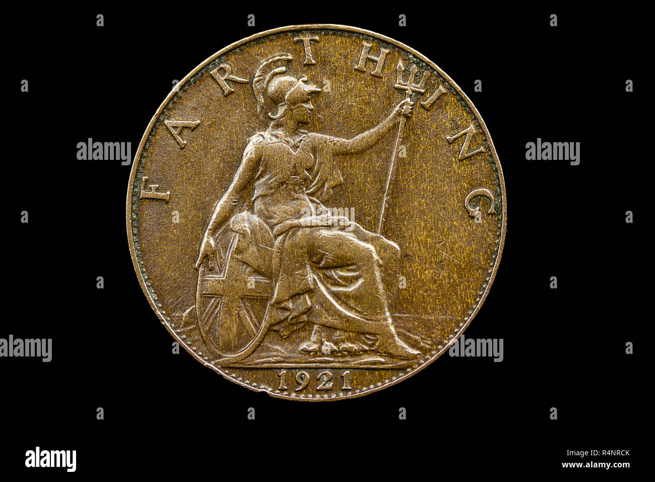 UK 1921 Farthing coin, mostrando el reverso de Britannia sentado, con un casco, sosteniendo un tridente, mano apoyada en un escudo, con la fecha de 1921 Foto de stock