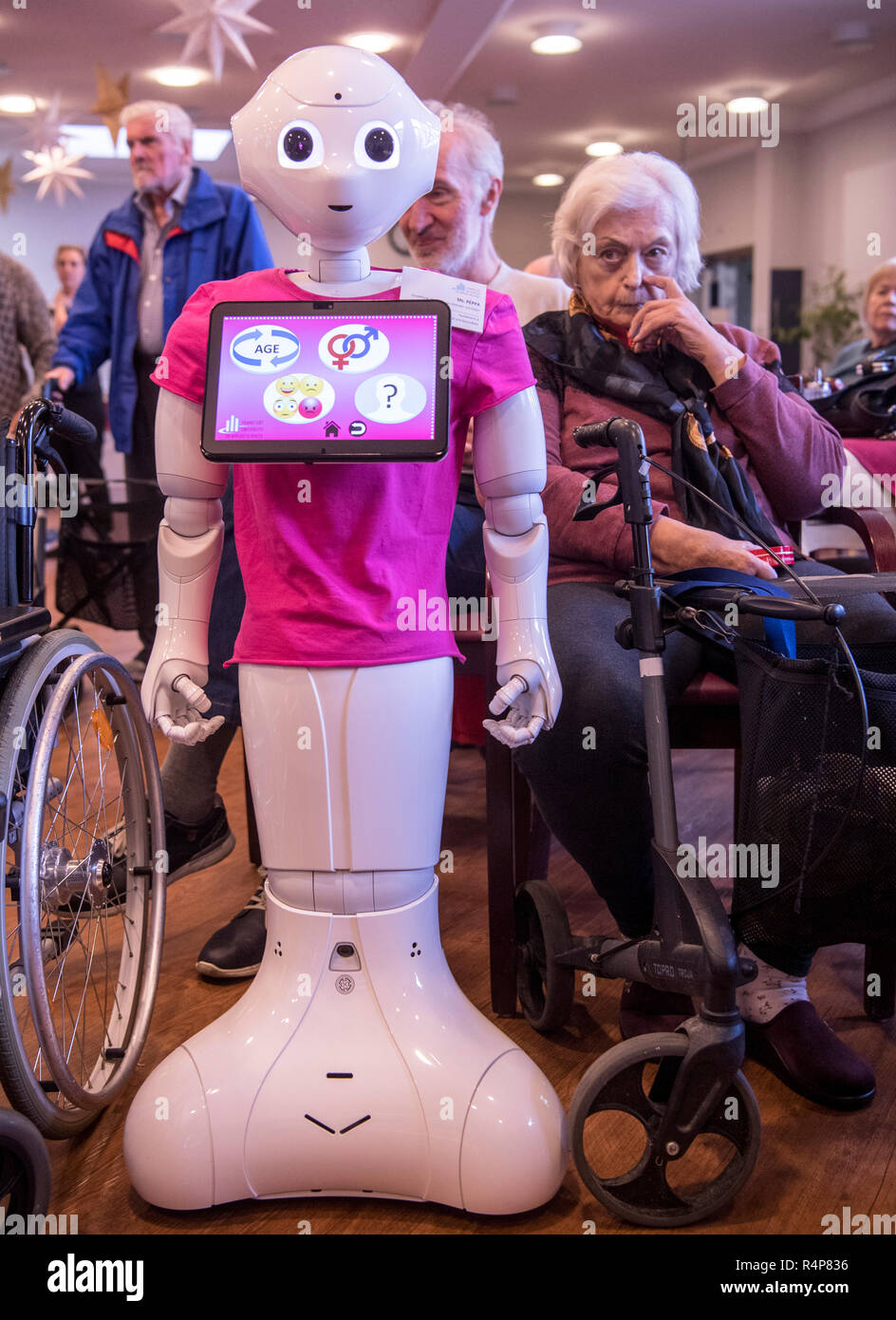 Frankfurt, Alemania. 28 Nov 2018. El robot humanoide "Peppa' está en la  mitad de los residentes de un viejo pueblo y hogar de ancianos durante un  evento de información. Como parte de