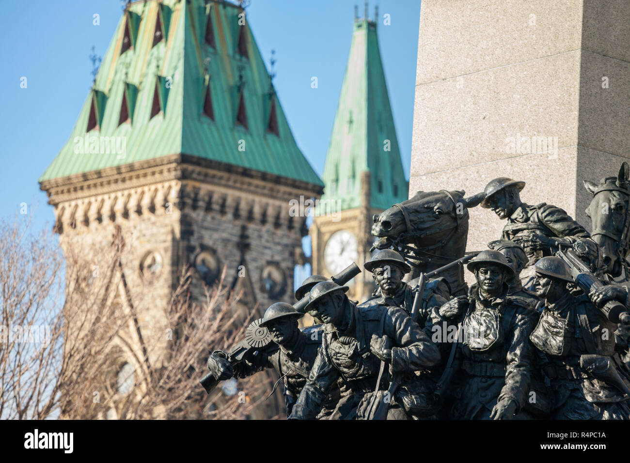 National War Memorial de Ottawa, Ontario, Canadá, frente al parlamento canadiense, con sus estatuas de soldados de la Primera Guerra Mundial, dedicado a Foto de stock