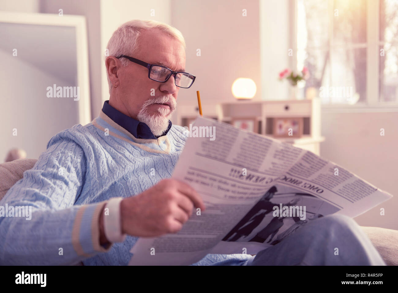Pensativo hombre anciano concentrada leyendo noticias frescas Foto de stock