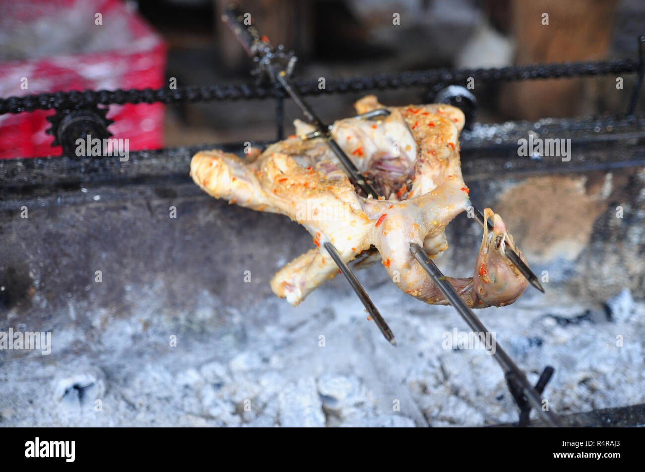 Asar el pollo entero sobre el carbón de leña caliente en asia Fotografía de  stock - Alamy