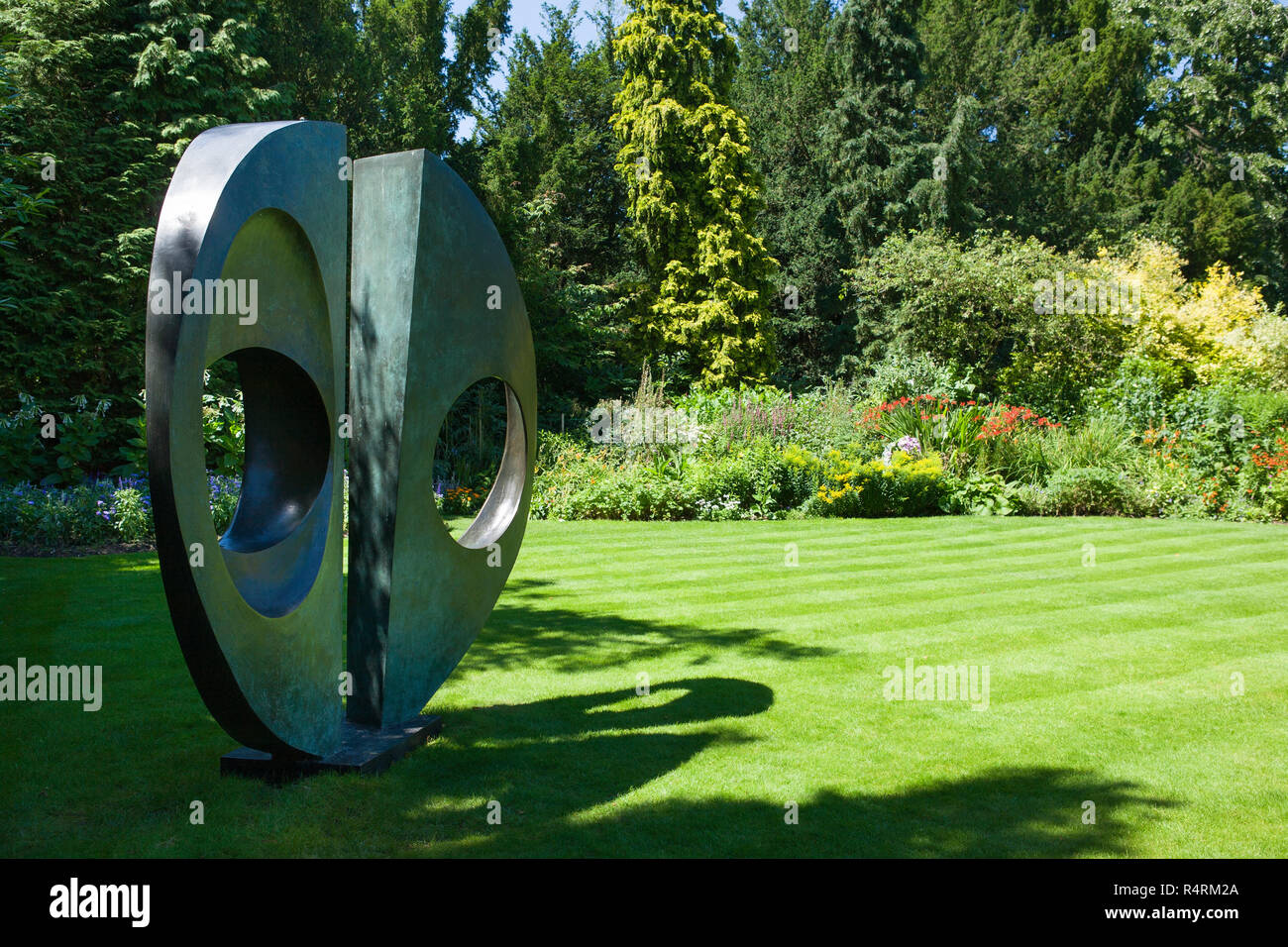 Las dos formas escultóricas de Dame Barbara Hepworth, los Becarios Jardín, Clare College, Universidad de Cambridge, Cambridge, Reino Unido Foto de stock