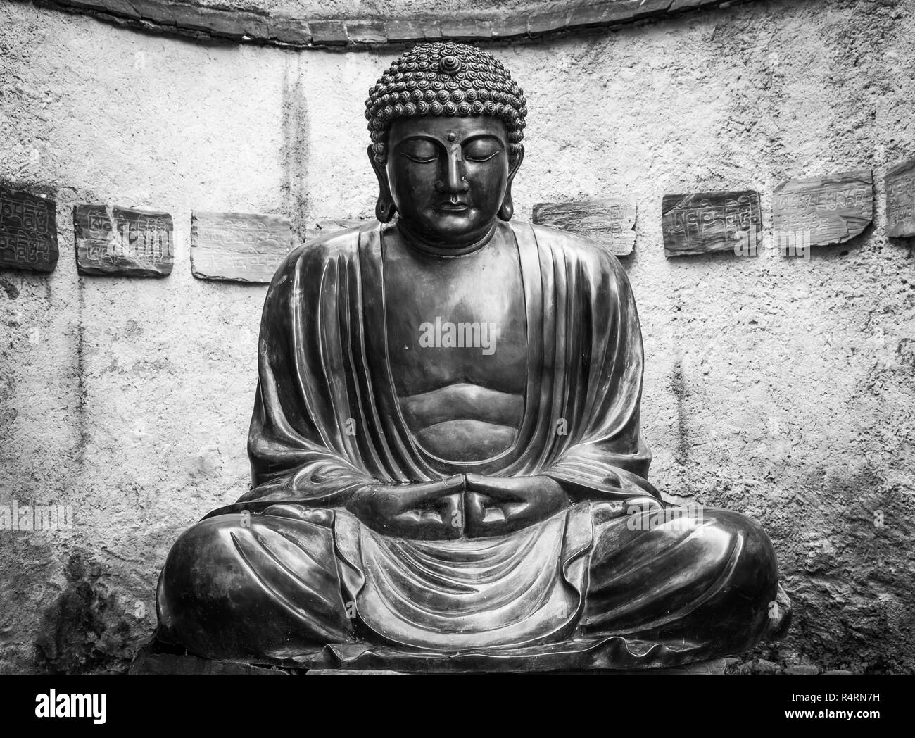 Estatua de Buda meditando en japonés Foto de stock
