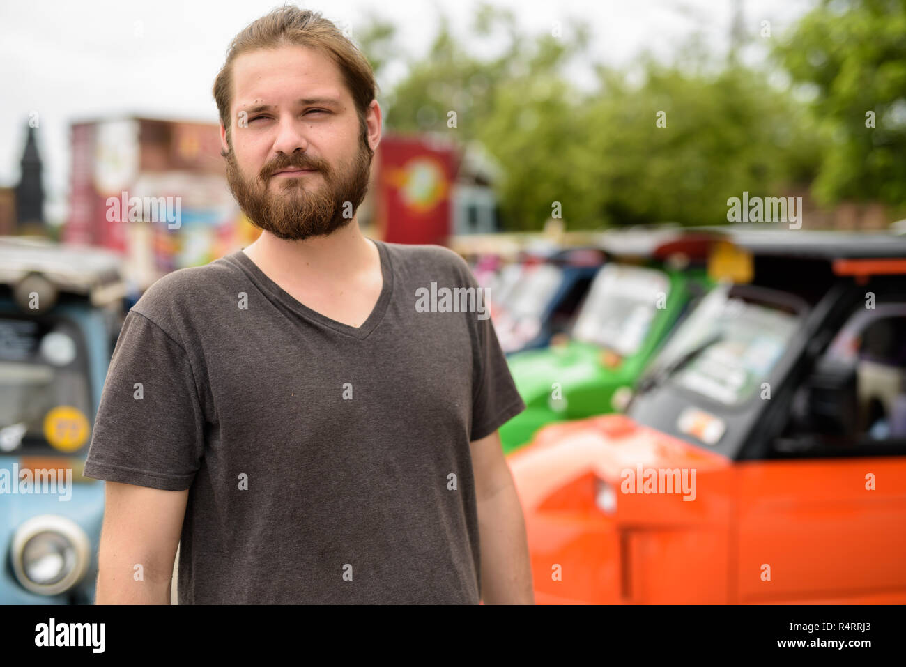 Joven barbudo hombre turístico de vacaciones en Ayutthaya, Tailandia Foto de stock