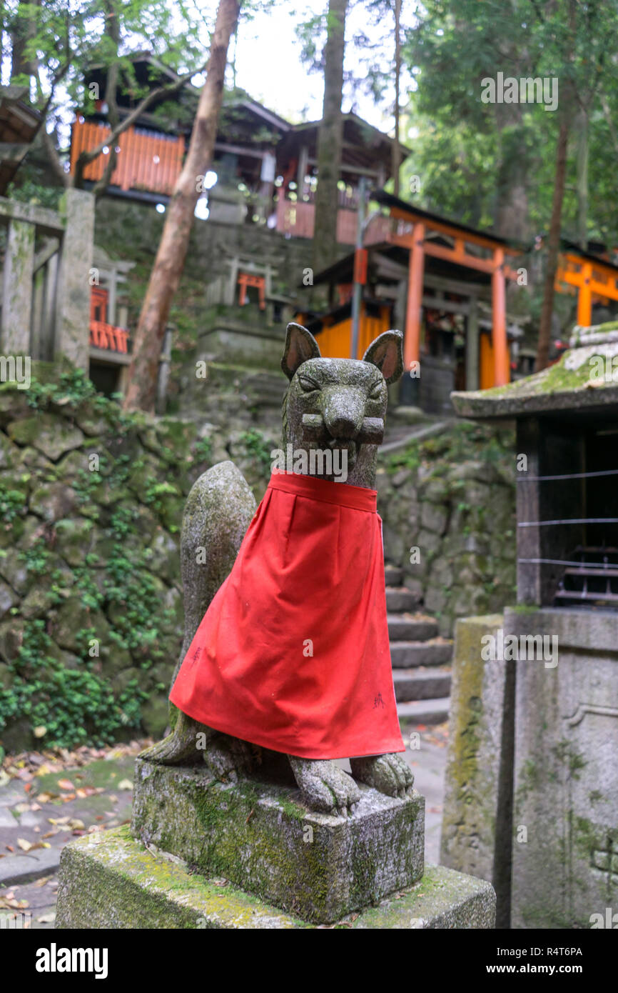  LILOVE Madera Inari Okami Dios de Fox Mensajero de la suerte  Mitología Estatua de Buda Escultura sintoísta Decoración del hogar : Hogar  y Cocina