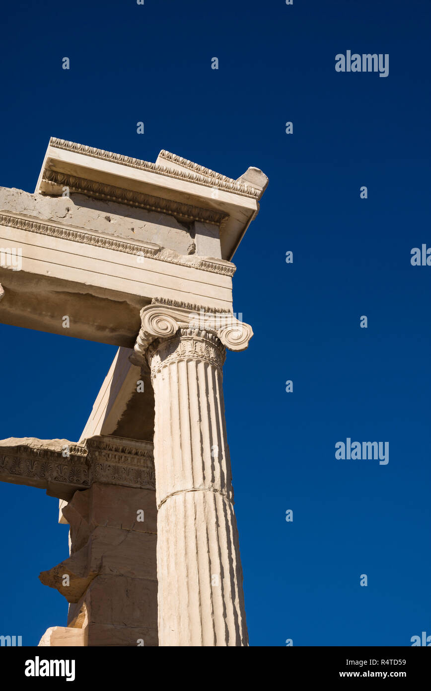 Atenas. Grecia. Detalle de columna iónica (eje) y capital del Erecteion (Erechtheum) antiguo templo griego de la Acrópolis. Foto de stock