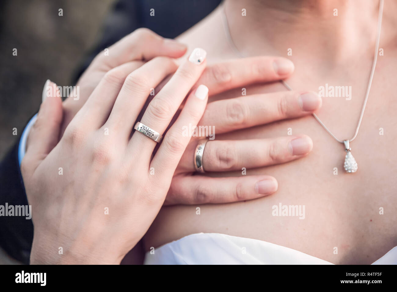 Imagen de las manos en el hombro de mujeres, concepto de boda Foto de stock