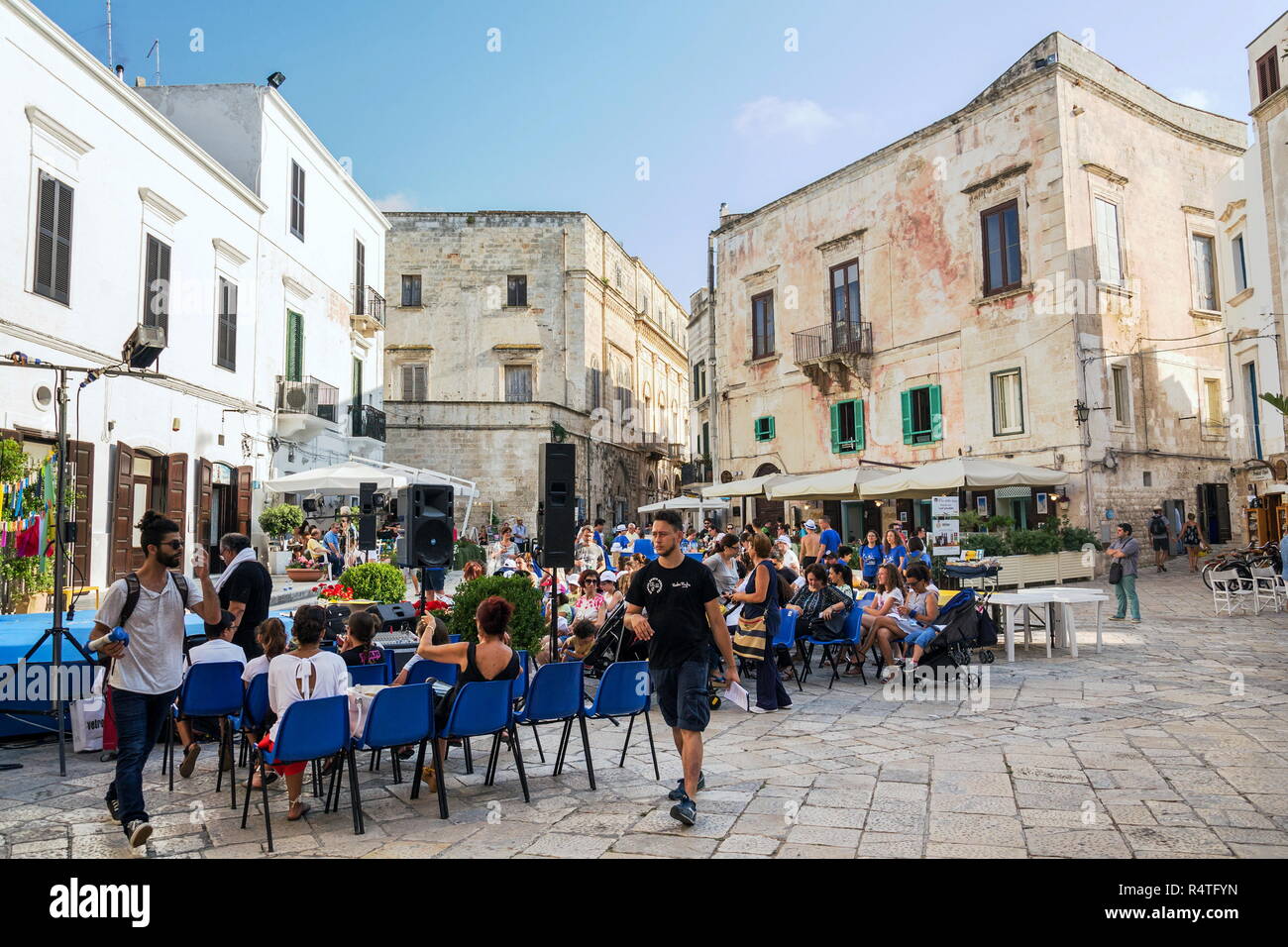POLIGNANO A Mare, Italia - 6 Julio 2018: turistas que caminan en el centro histórico el 6 de julio de 2018, en Polignano a Mare, Italia. Foto de stock
