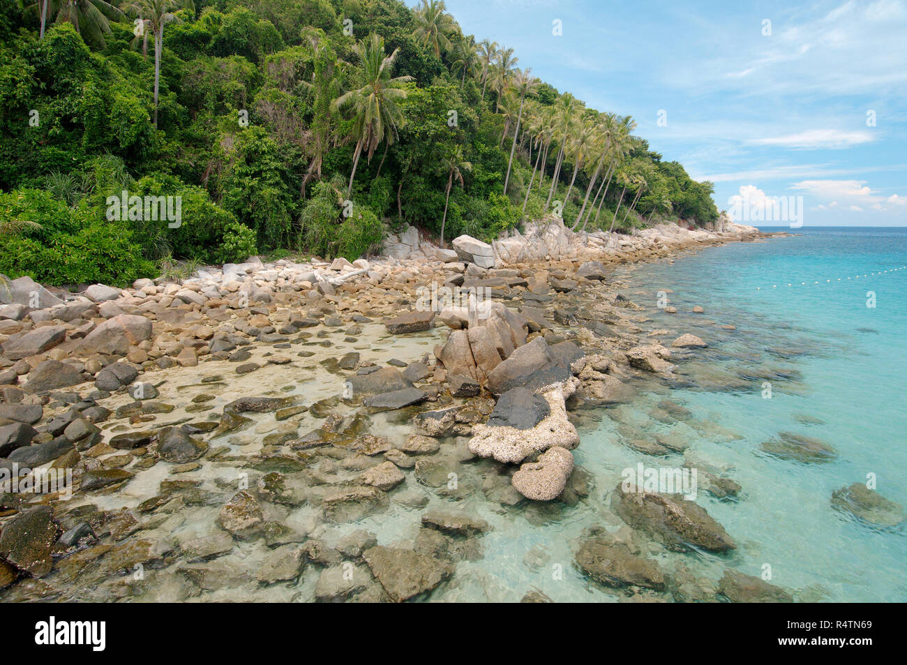 La playa rocosa, islas Perhentian, Malasia Foto de stock
