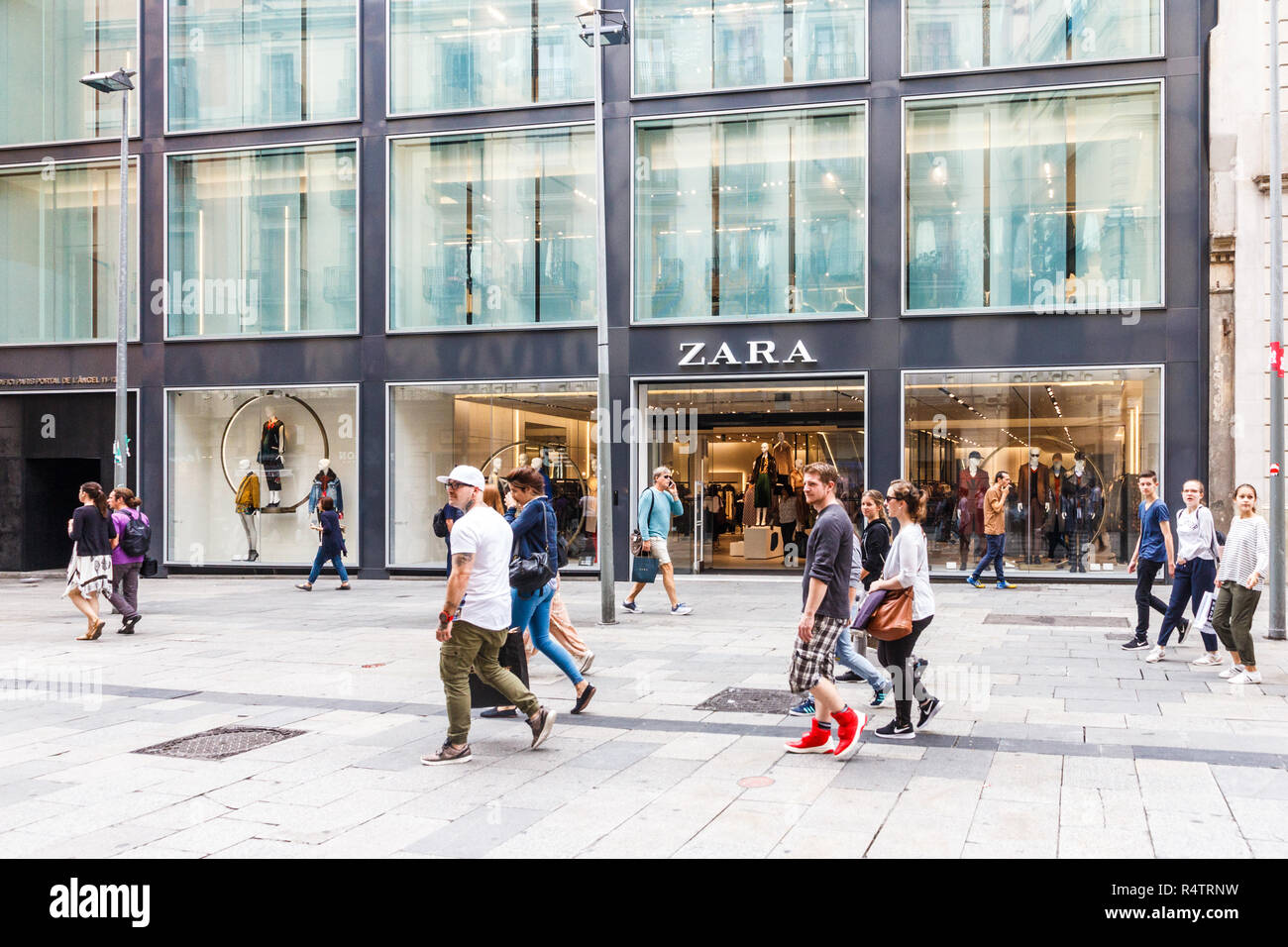 Barcelona, España - 4 de octubre de 2017: la gente pasaba por la tienda de  ropa de Zara. Zara marca principal del grupo Inditex, la ropa más grande del  mundo volver Fotografía