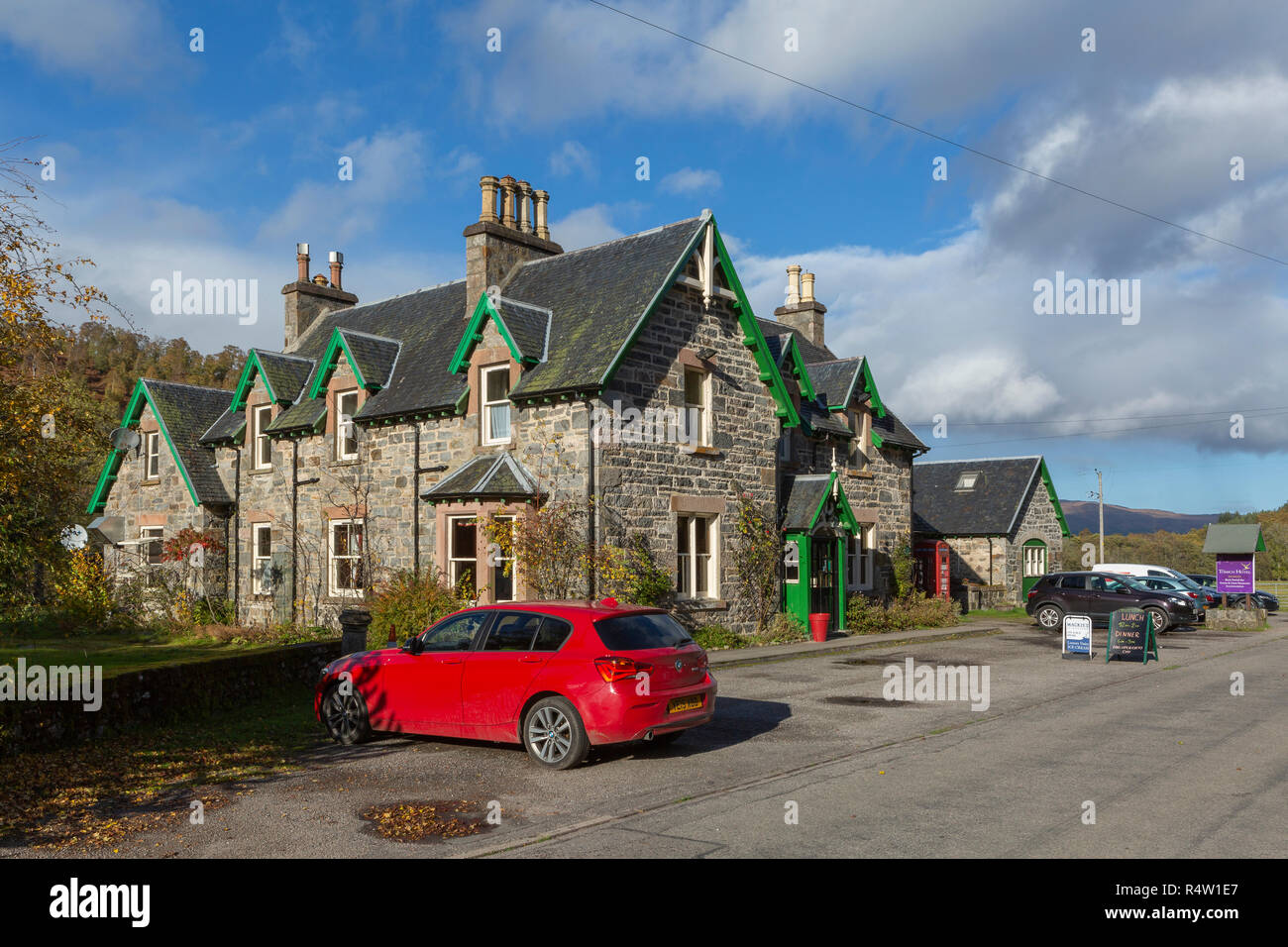 El Hotel Tomich en la aldea de conservación de Tomich, Altiplano, Scotland, Reino Unido Foto de stock