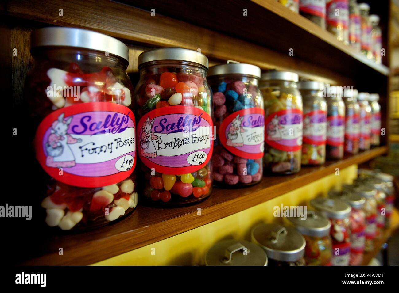 Coloridos frascos de dulces en una tienda de caramelos Foto de stock