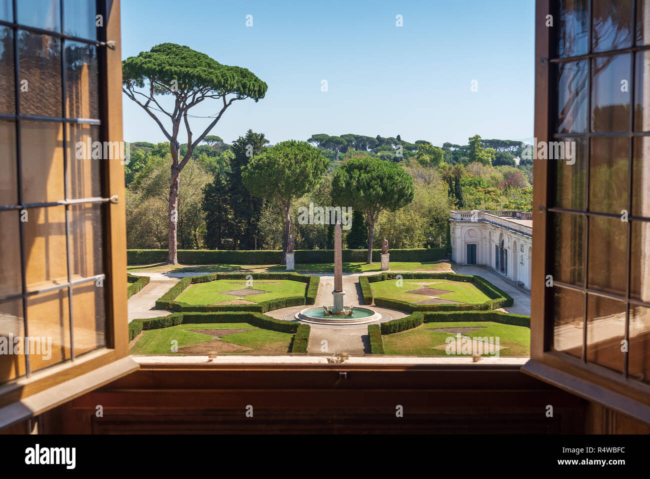 Obelisco en jardines formales vista desde la Villa Medici, Roma, Italia Foto de stock