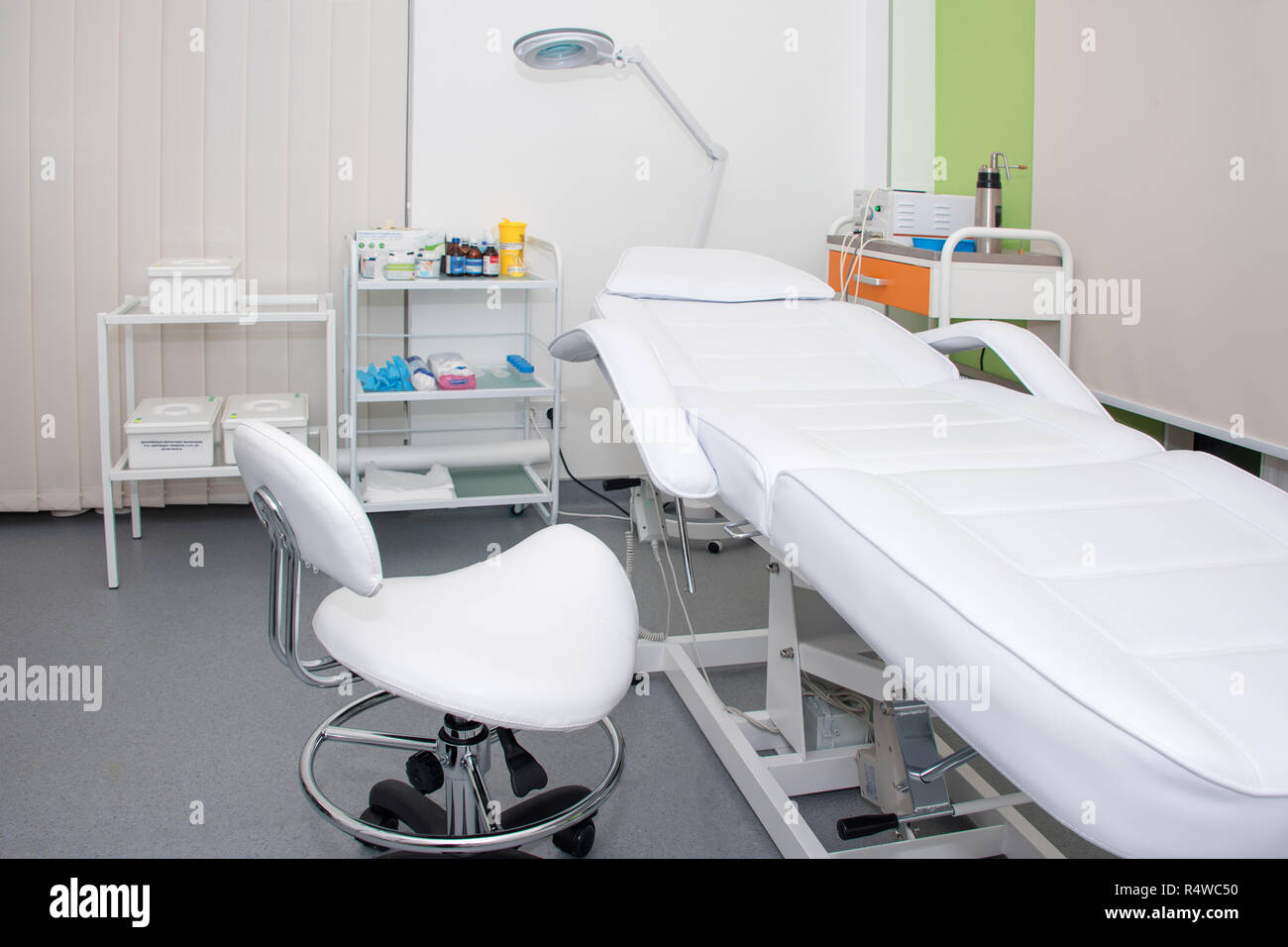 Cosmetóloga armario con tabla de masaje en el moderno salón de belleza.  Interior del gabinete médico Fotografía de stock - Alamy