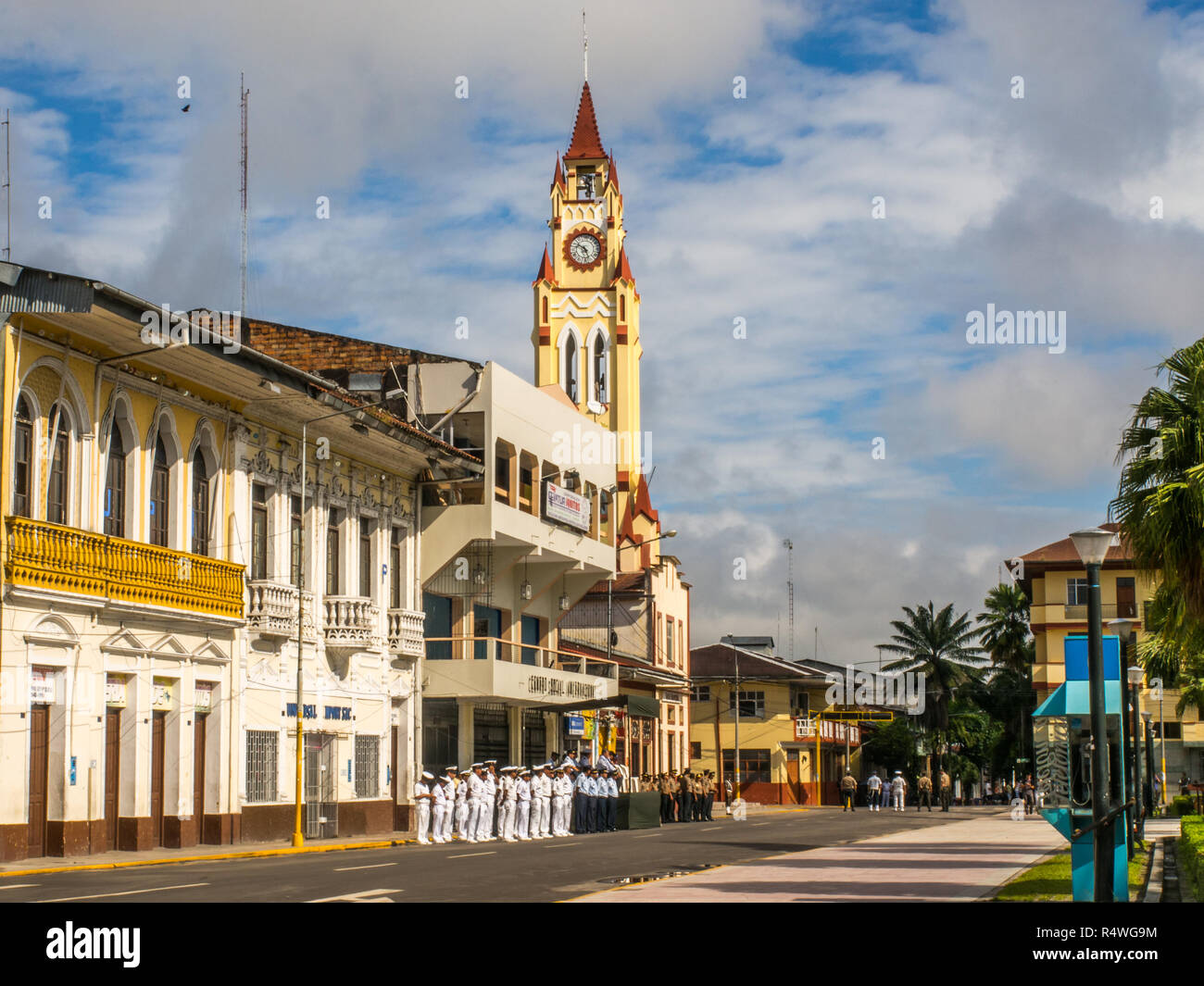 En Iquitos, Perú - Mayo 15, 2015: el domingo por la mañana con el ejército peruano en la Plaza de Armas (Plaza Principal) en Iquitos. Foto de stock